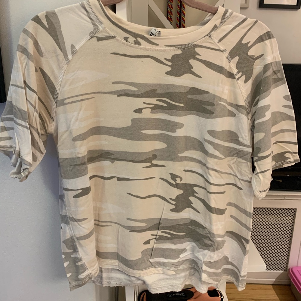 Camouflage cropped knit tee